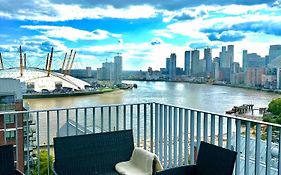 Beautiful View To Canary Wharf , O2 Arena , Near By London Excel 3-Beds